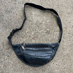 Everest Genuine Leather Fanny Pack.